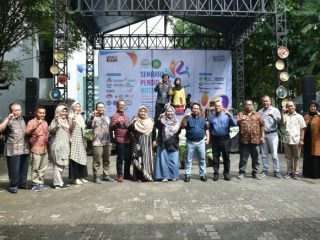 Rektor Unimed Dr Syamsul Gultom (7 dari kanan) dan jajaran pejabat Unimed saat hadir di Semarak Pendidikan Masyarakat.