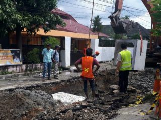 Ketua Fraksi Gabungan (Hanura, PSI, PPP) DPRD Medan, Hendra DS mengaku kecewa dan menyesalkan kinerja sejumlah pemborong pengerjaan galian parit di berbagai tempat di Kota Medan.