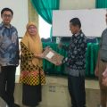 Sri Suriani Purnamawati (dua dari kanan) saat menerima hasil musyawarah yang memilihnya menjadi Ketua IKA Farmasi USU 2022-2026