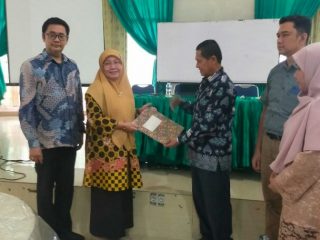 Sri Suriani Purnamawati (dua dari kanan) saat menerima hasil musyawarah yang memilihnya menjadi Ketua IKA Farmasi USU 2022-2026