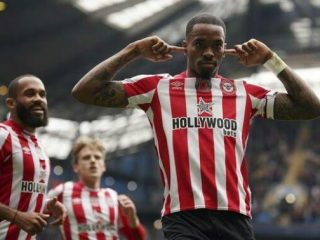 Gol I Toney dimenit 90+8 membuat publik Etihad Stadium hening. Gol tersebut menjadikan kekalahan pertama Manchester City di kandang sendiri musim ini, Sabtu (12/11/2022).