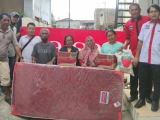 Manajemen Pabrik Caisar Springbed memberikan bantuan kepada warga yang menjadi korban kebakaran hebat di Jalan Djamin Ginting, Kelurahan Titik Rante, Kecamatan Medan Baru, 17 Oktober lalu.