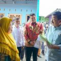 Menteri ATR/BPN bersama Walikota Medan saat menyerahkan sertifikat kepada warga