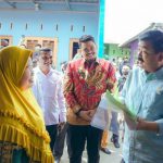 Menteri ATR/BPN bersama Walikota Medan saat menyerahkan sertifikat kepada warga