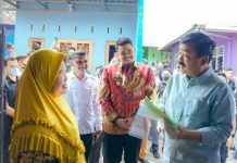 Menteri ATR/BPN bersama Walikota Medan saat menyerahkan sertifikat kepada warga