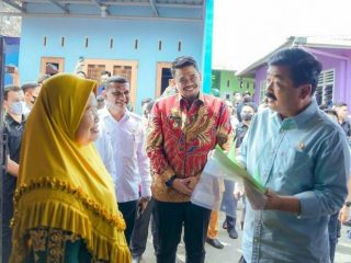 Menteri ATR/BPN bersama Walikota Medan saat menyerahkan sertifikat kepada warga