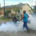 Pihak Kelurahan Aek Loba Pekan, masyarakat bersama manajemen PT Socfindo melakukan fogging (pengasapan) di lingkungan pemukiman warga di wikayah kelurahan tersebut