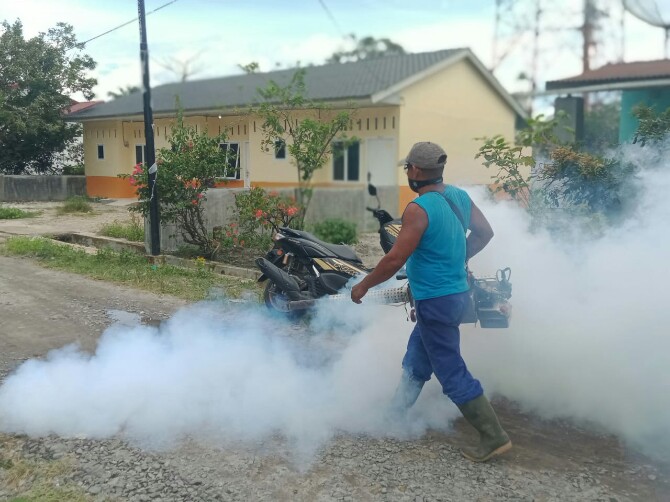 Pihak Kelurahan Aek Loba Pekan, masyarakat bersama manajemen PT Socfindo melakukan fogging (pengasapan) di lingkungan pemukiman warga di wikayah kelurahan tersebut