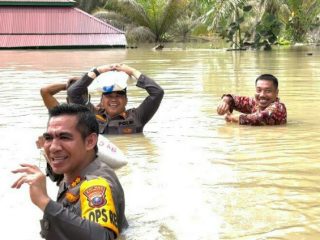 Sampai Kamis (17/11/2022) siang, sejumlah kawasan di Batubara, Sumatera Utara, masih terendam banjir. Atas situasi ini, Bupati Batubara, Zahir menetapkan tanggap darurat bencana.
