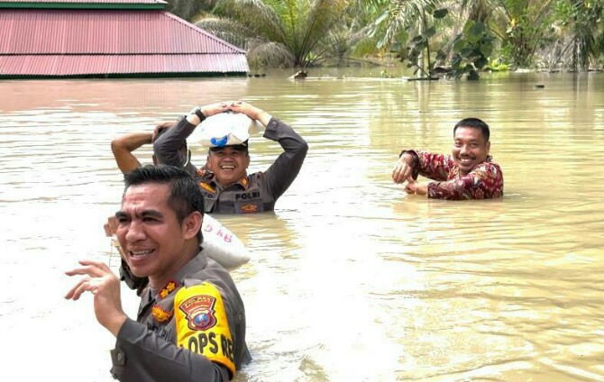 Sampai Kamis (17/11/2022) siang, sejumlah kawasan di Batubara, Sumatera Utara, masih terendam banjir. Atas situasi ini, Bupati Batubara, Zahir menetapkan tanggap darurat bencana.