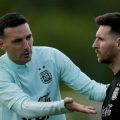 Pelatih Argentina, Lionel Scaloni bersama Lionel Messi