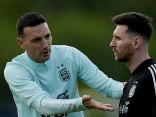 Pelatih Argentina, Lionel Scaloni bersama Lionel Messi