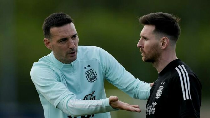 Pelatih Argentina, Lionel Scaloni bersama Lionel Messi