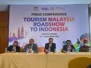 Usai membuka border bagi wisatawan asing, Malaysia tahun ini menargetkan kunjungan hingga 9,2 juta orang termasuk dengan strategi menggencarkan promo penjualan paket wisata di dua kota utama yaitu Jakarta dan Medan.