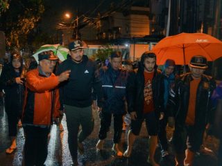 Walikota Medan, Bobby Afif Nasution saat meninjau banjir