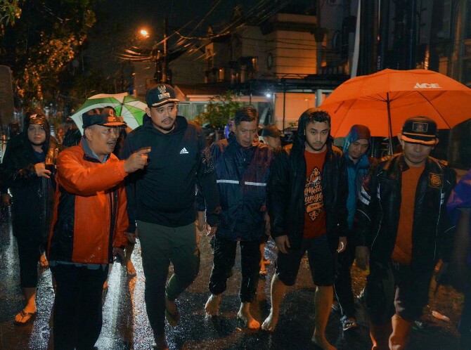 Walikota Medan, Bobby Afif Nasution saat meninjau banjir