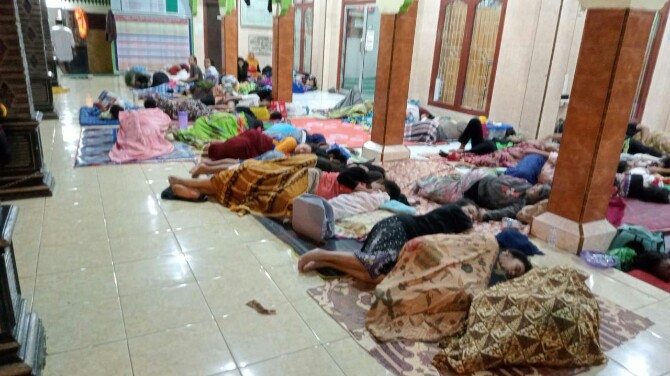 Sejumlah warga korban banjir mengungsi ke masjid 