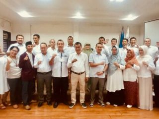 Dekan FE Unimed Prof Indra Maipita (tengah, depan) para wakil dekan, ketua jurusan, sekretaris jurusan dan fungsionaris lain foto bersama usai pelantikan