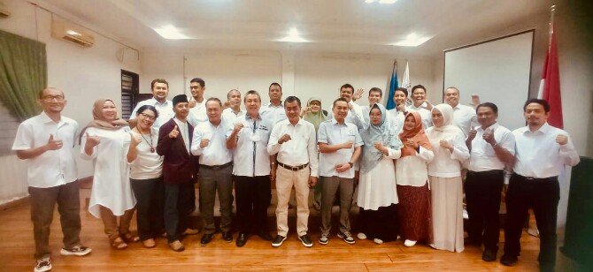 Dekan FE Unimed Prof Indra Maipita (tengah, depan) para wakil dekan, ketua jurusan, sekretaris jurusan dan fungsionaris lain foto bersama usai pelantikan