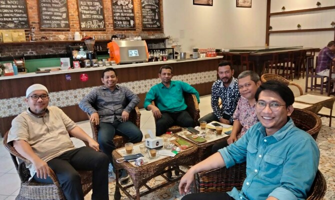 Ketua PD Al Washliyah Medan Abdul Hafiz Harahap (pakai lobe) dan Sekretaris Hasanul Jihadi (paling kanan) bersama panitia milad ke 92 Al Washliyah di Kota Medan berfoto bersama usai rapat persiapan akhir.