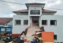 Gempa berkekuatan magnitudo 5,6 di wilayah Cianjur, Jawa Barat, Senin (21/11/2022) siang menghancurkan sejumlah rumah. Bahkan, menyebabkan longsor.