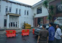 Walikota Medan, Bobby Afif Nasution saat meninjau bangunan Kantor Kejari Medan yang roboh beberapa waktu lalu