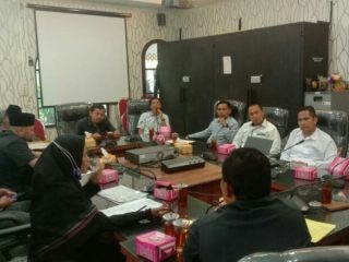 Dekan FIS UINSU Prof Dr Abdurrahman (dua dari kanan) dan tim mengikuti rapat pembahasan pelaksanaan penyusunan naskah akademik dan draft tiga ranperda Kab Langkat bersama DPRD Langkat.