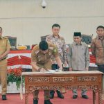 Walikota Medan, Bobby Afif Nasution saat menandatangani pengesahan APBD Kota Medan 2023