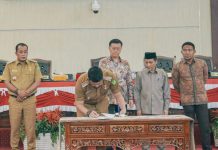 Walikota Medan, Bobby Afif Nasution saat menandatangani pengesahan APBD Kota Medan 2023