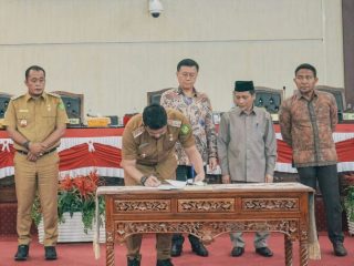 Walikota Medan, Bobby Afif Nasution saat menandatangani pengesahan APBD Kota Medan 2023