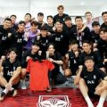 Jungkok BTS berfoto bersama skuad Timnas Korsel