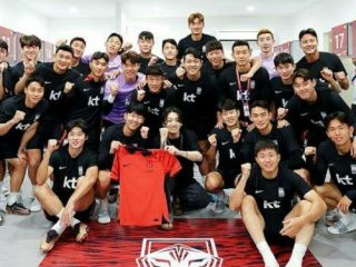 Jungkok BTS berfoto bersama skuad Timnas Korsel