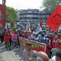 Puluhan massa yang mengatanamakan Aliansi Serikat Pekerja/ Serikat Buruh Sumatera Utara menggelar aksi damai di depan kantor Walikota Medan, Rabu (23/11/2022).
