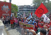 Puluhan massa yang mengatanamakan Aliansi Serikat Pekerja/ Serikat Buruh Sumatera Utara menggelar aksi damai di depan kantor Walikota Medan, Rabu (23/11/2022).