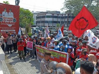 Puluhan massa yang mengatanamakan Aliansi Serikat Pekerja/ Serikat Buruh Sumatera Utara menggelar aksi damai di depan kantor Walikota Medan, Rabu (23/11/2022).