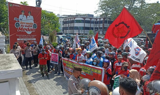Puluhan massa yang mengatanamakan Aliansi Serikat Pekerja/ Serikat Buruh Sumatera Utara menggelar aksi damai di depan kantor Walikota Medan, Rabu (23/11/2022).