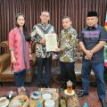 Gus Irawan Pasaribu (dua kiri) menerima SK Revitalisasi DPD Gerindra Sumut dari Ketua Harian DPP Gerindra Prof. Dr. Sufmi Dasco Ahmad, SH, MH didampingi Bendahara Gerindra Sumut Merry Amelia Prasetio dan Sugiat Santoso sebagai sekretaris.