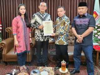 Gus Irawan Pasaribu (dua kiri) menerima SK Revitalisasi DPD Gerindra Sumut dari Ketua Harian DPP Gerindra Prof. Dr. Sufmi Dasco Ahmad, SH, MH didampingi Bendahara Gerindra Sumut Merry Amelia Prasetio dan Sugiat Santoso sebagai sekretaris.