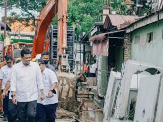 Walikota Medan saat meninjau pemasangan u-ditch di jalab Jermal XV
