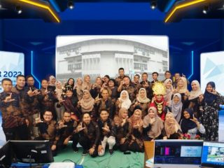 Dekan FIP Unimed Prof Yusnadi berfoto bersama panitia ICONSEIR 2022.