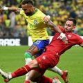 Pemain Brasil, Neymar saat melewati hadangan pemain Serbia