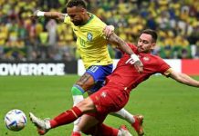 Pemain Brasil, Neymar saat melewati hadangan pemain Serbia