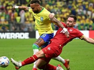 Pemain Brasil, Neymar saat melewati hadangan pemain Serbia