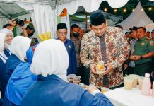 Walikota Medan, Bobby Nasution saat mencicipi salah satu kuliner khas Medan