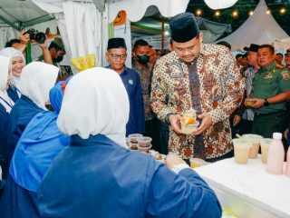Walikota Medan, Bobby Nasution saat mencicipi salah satu kuliner khas Medan