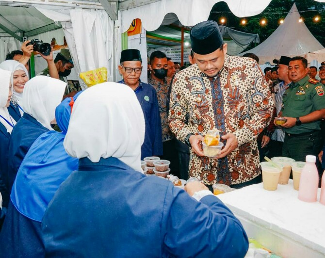 Walikota Medan, Bobby Nasution saat mencicipi salah satu kuliner khas Medan