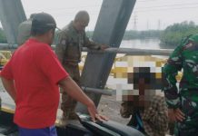 Oknum pelaku diduga pengrusak Jembatan Titi Dua Sicanang saat diamankan Personel Satpol PP dan Babinsa