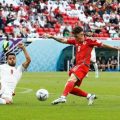 Pemain Iran berusaha menutup pergerakan pemain Wales. Iran menang 2-0