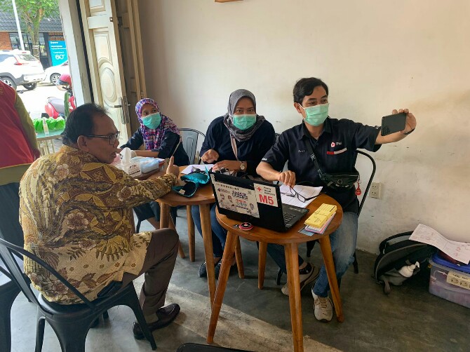Ketua DPRD Sumatera Utara Baskami Ginting, mengikuti kegiatan donor darah pada acara bakti sosial bersama warga Kecamatan Medan Johor, Sabtu (26/11/2022).