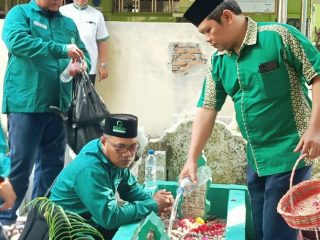 Panitia pelaksana peringatan HUT ke-92 tahun Al Jam'iyatul Washliyah melaksanakan ziarah ke makam para ulama, pendiri dan tokoh Al Washliyah.